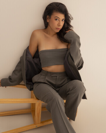 DANIELLE BENVENUTA — 6