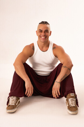 LEONARDO OLIVEIRA — 6