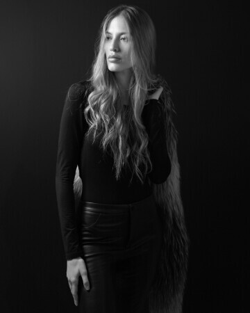 DANIELA MOLITOR — 5