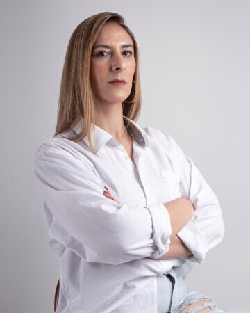 LAURA DE MAGALHAES — 4