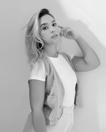 SELENA LARROSA — 2